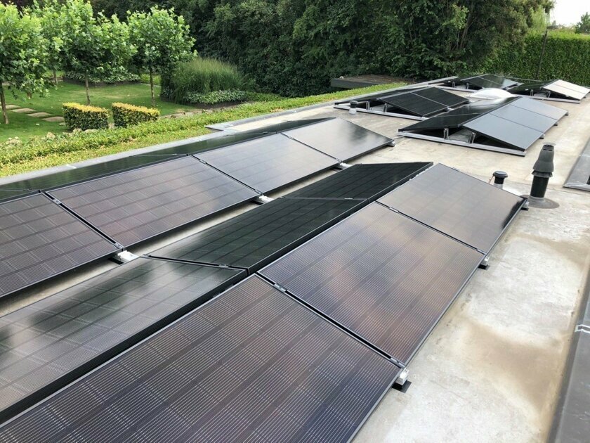 32 Zonnepanelen Oost / West geplaatst op een PVC dak in